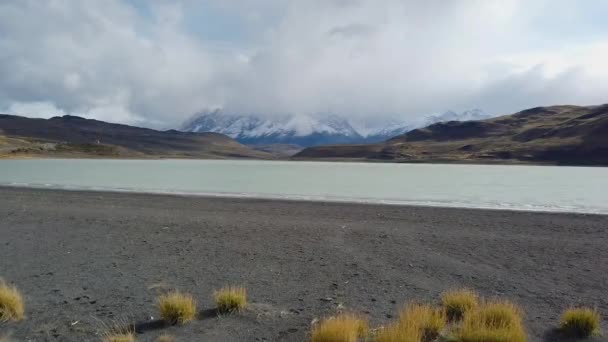 Torres del Paine Dağı ve Cerro Payne Grande manzarası. Şili 'deki Nordenskjold Gölü, Patagonya. — Stok video