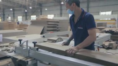 Koronavirüs salgını, insanlar maskeli. Asyalı görünüşlü insanlar yüzlerinde maskelerle çalışırlar.