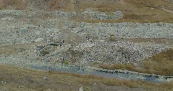 Over een vuilnisbak vliegen, over een stortplaats vliegen, mensen op een stortplaats — Stockvideo