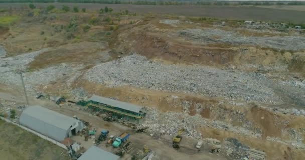 Flying over a garbage bin, flying over a city landfill, people at a landfill — Stock Video