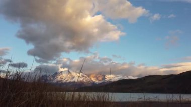 Gün batımında patagonya dağları. Cerro Payne Grande Dağı ve Torres del Paine gün batımında, dağların üzerinde güzel bulutlar