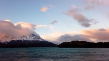Gün batımında patagonya dağları. Cerro Payne Grande Dağı ve Torres del Paine gün batımında, dağların üzerinde güzel bulutlar