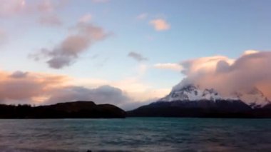 Gün batımında Cerro Payne Grande ve Torres del Paine Dağı. Şili 'deki Nordenskjold Gölü, Patagonya.