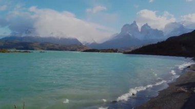 Şili 'deki Nordenskjold Gölü, Patagonya. Cerro Payne Grande Dağı ve Torres del Paine manzarası