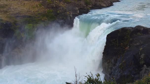 Salto Grande Cascada de cámara lenta. Vista de la cascada del Salto Grande. Parque Nacional Torres del Paine — Vídeo de stock