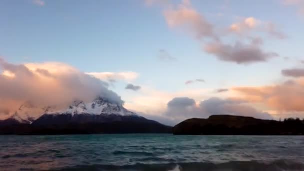 日没の時間の経過でパタゴニアの山。日没のセロ・ペイン・グランデ山とトレス・デル・ペイン山の上の美しい雲 — ストック動画