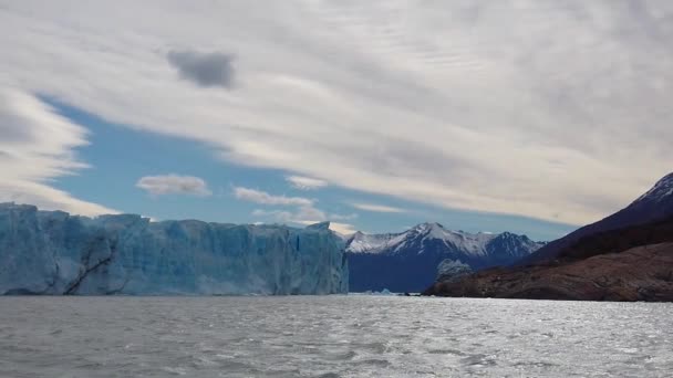 青い氷河灰色のスローモーション,灰色の氷河パタゴニアスローモーション,灰色の湖のパノラマビュー,パタゴニア,チリ — ストック動画