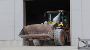 Turuncu buldozer, fabrikada buldozer.