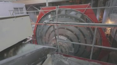 Endüstriyel değirmen, top değirmeni, fabrikada değirmen, metal toplarla öğütme.