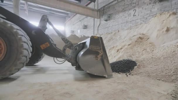 Balles métalliques pour un moulin, sable de broyage avec des billes d'acier — Video