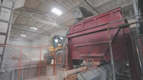 Aerated Concrete Production Process (dalam bahasa Inggris). Produksi beton aerated, penggilingan bahan di pabrik bola. — Stok Video