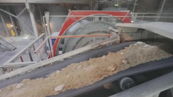 Molienda de materiales a granel en un molino de bolas. Línea de cinta transportadora, cinta transportadora de arena — Vídeo de stock