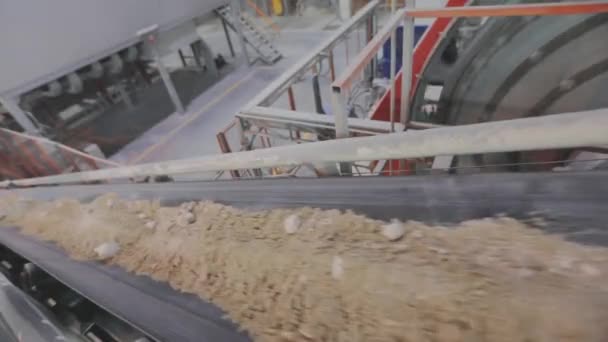 Havalandırılmış beton üretimi, bir top değirmeninde malzeme öğütme. Havalı Beton Üretim Süreci — Stok video