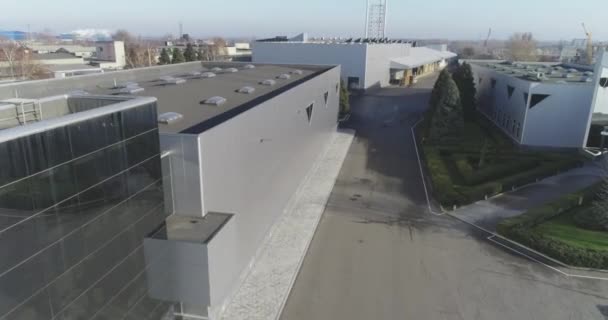 Moderno edificio de oficinas con ventanas negras. Exterior de un edificio moderno con ventanas negras, vista aérea — Vídeos de Stock