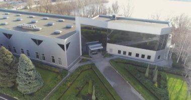 Siyah pencereli modern ofis binası. Siyah pencereli, hava manzaralı modern bir binanın dışı.