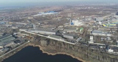 Metal fabrikasının üst görüntüsü. Büyük fabrika manzaralı, yakındaki metal deposu.