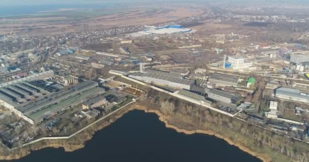 Grande planta perto do lago, bela natureza. Prédios industriais vista superior. Metalwork fábrica vista superior . — Vídeo de Stock