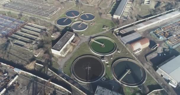 Vista aérea del tratamiento de aguas residuales. Tratamiento industrial del agua. Vuelo sobre instalaciones de tratamiento de agua — Vídeo de stock