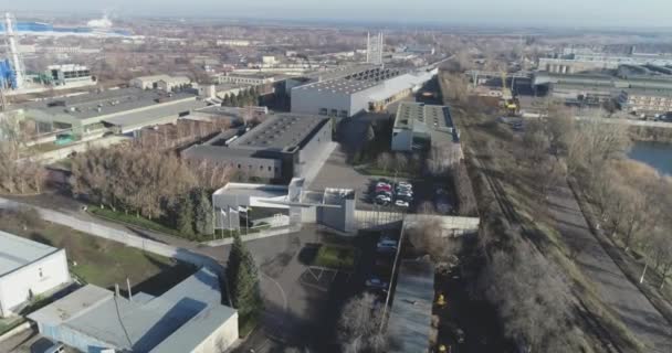 Moderne Fabrik von oben, industrielle Außenanlagen, große schöne Fabrik von oben — Stockvideo