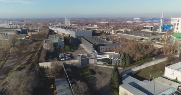 Moderne Fabrik von oben, industrielle Außenanlagen, große schöne Fabrik von oben — Stockvideo