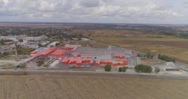 Büyük bir fabrikanın havadan görünüşü. Portakal süslemeli modern bir fabrikanın endüstriyel dış mekanı.