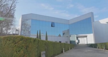 Büyük pencereli bina. Modern bina..