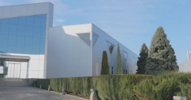 Güneşli bir günde modern bir ofis binasının dışı.