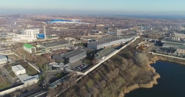 Edificio industriale moderno esterno con vista aerea, edificio industriale grigio dall'alto — Video Stock