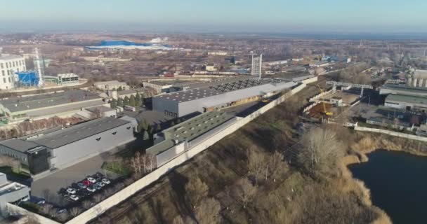 Modernes Industriegebäude außen mit Luftaufnahme, graues Industriegebäude von oben — Stockvideo