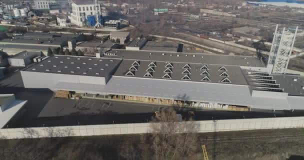 Modern grå fabrik fukta luften. Stor fabrik från luften, fabrik från luften nära sjön — Stockvideo