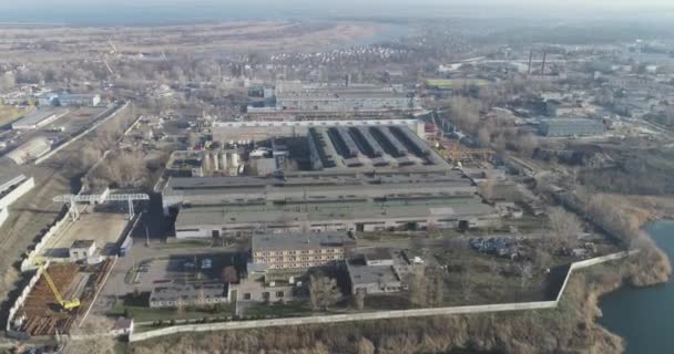 Moderna fábrica gris del aire. Gran fábrica desde el aire, fábrica desde el aire cerca del lago — Vídeos de Stock