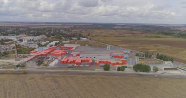 Vista aérea de una gran fábrica. Exterior industrial de una fábrica moderna con decoración naranja — Vídeos de Stock