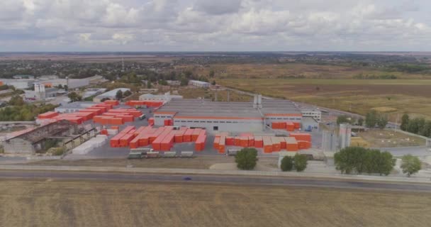 Vista aérea de fábrica moderna, muchos productos en cajas anaranjadas cerca de la fábrica — Vídeos de Stock