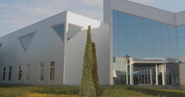 Exterior de un edificio moderno, Nuevo edificio de oficinas, oficina con grandes ventanales — Vídeo de stock