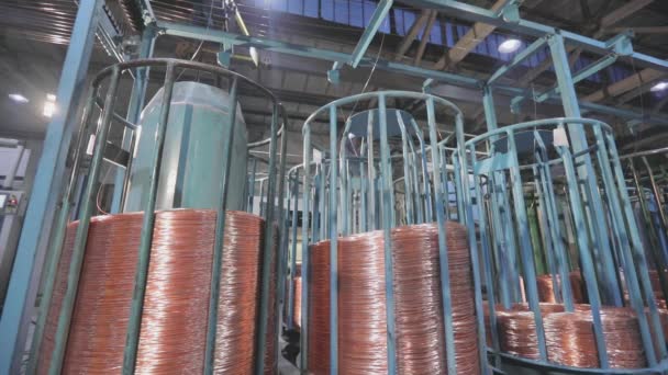 Виробництво мідного кабелю, всередині цеху виробництва кабелів, промисловий інтер'єр — стокове відео