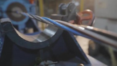 Bir fabrikada çok çekirdekli kablo üretimi, çok çekirdekli kablo dokuma işlemi, modern bir fabrikada kablo üretimi.