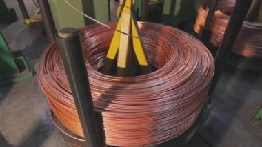 Modern kablo üretimi, kablo fabrikası. Modern bir fabrikada bakır kablo üretim süreci