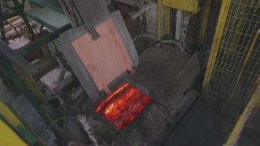 Kazana otomatik olarak metal yükleme. Fırında bakır eritme işlemi..