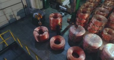 Bakır kablo üretim atölyesi genel planı yukarıdan, modern bir kablo üretim fabrikasının içi
