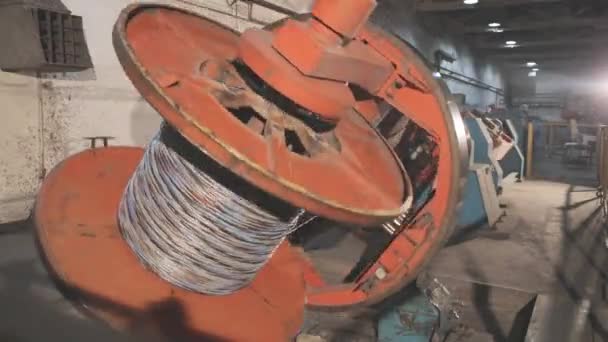 Machine de torsion de câble, usine de câbles, intérieur industriel — Video