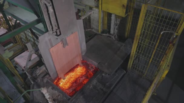 El proceso de fusión de cobre en el horno. El horno con metal fundido, la fusión de cobre en el horno — Vídeo de stock