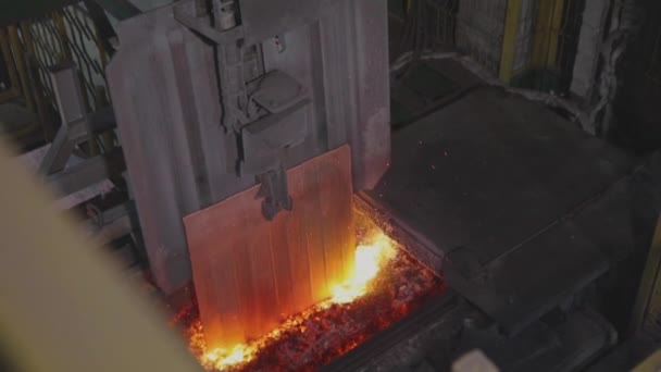 El proceso de fusión de cobre en el horno. El horno con metal fundido, la fusión de cobre en el horno — Vídeo de stock