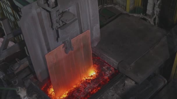熔融金属炉，熔融炉中铜的熔融，熔融炉中铜的过程 — 图库视频影像