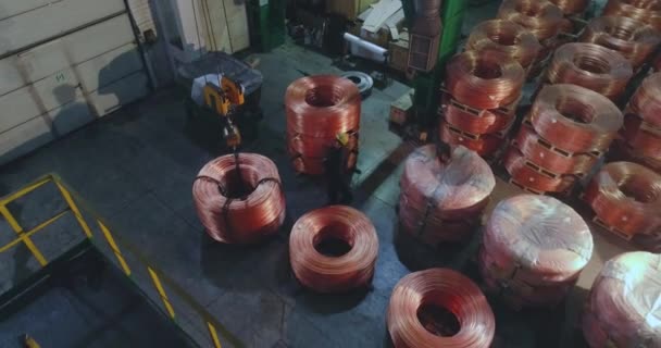 Bakır kablo üretim atölyesi genel planı yukarıdan, modern bir kablo üretim fabrikasının içi — Stok video