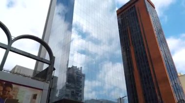 Ayna gökdeleni, ayna gökdelendeki bulutların yansıması.