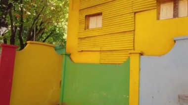 Arjantin 'in La Boca bölgesi, Buenos Airos, Arjantin' de renkli evleri olan bir bölge.