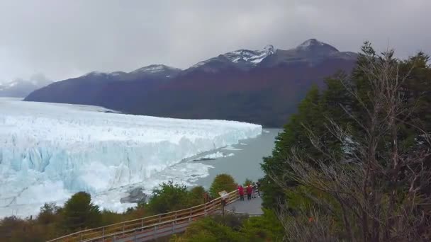 アルゼンチンパタゴニア州エル・カラファテ近くのロス・グラシアレス国立公園のペリト・モレノ氷河 — ストック動画