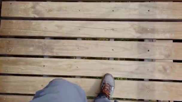一个男人走在埃里温的一座桥上，腿靠得很近 — 图库视频影像