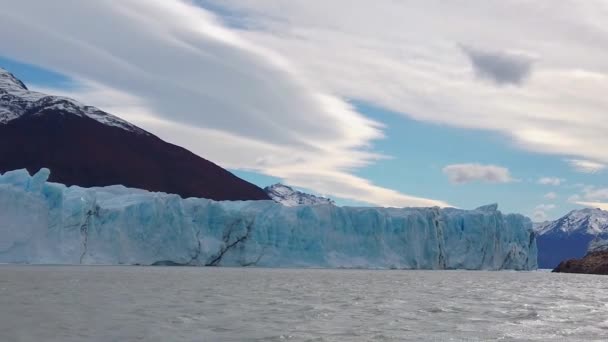 Vacker glaciär i klyfta, blå glaciär grå översiktsplan — Stockvideo