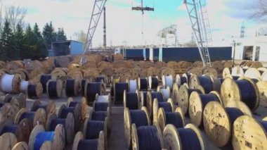 Kablolu bir sürü makarası var. Kabloyla makaraların üzerinden uçmak. Kablo fabrikası
